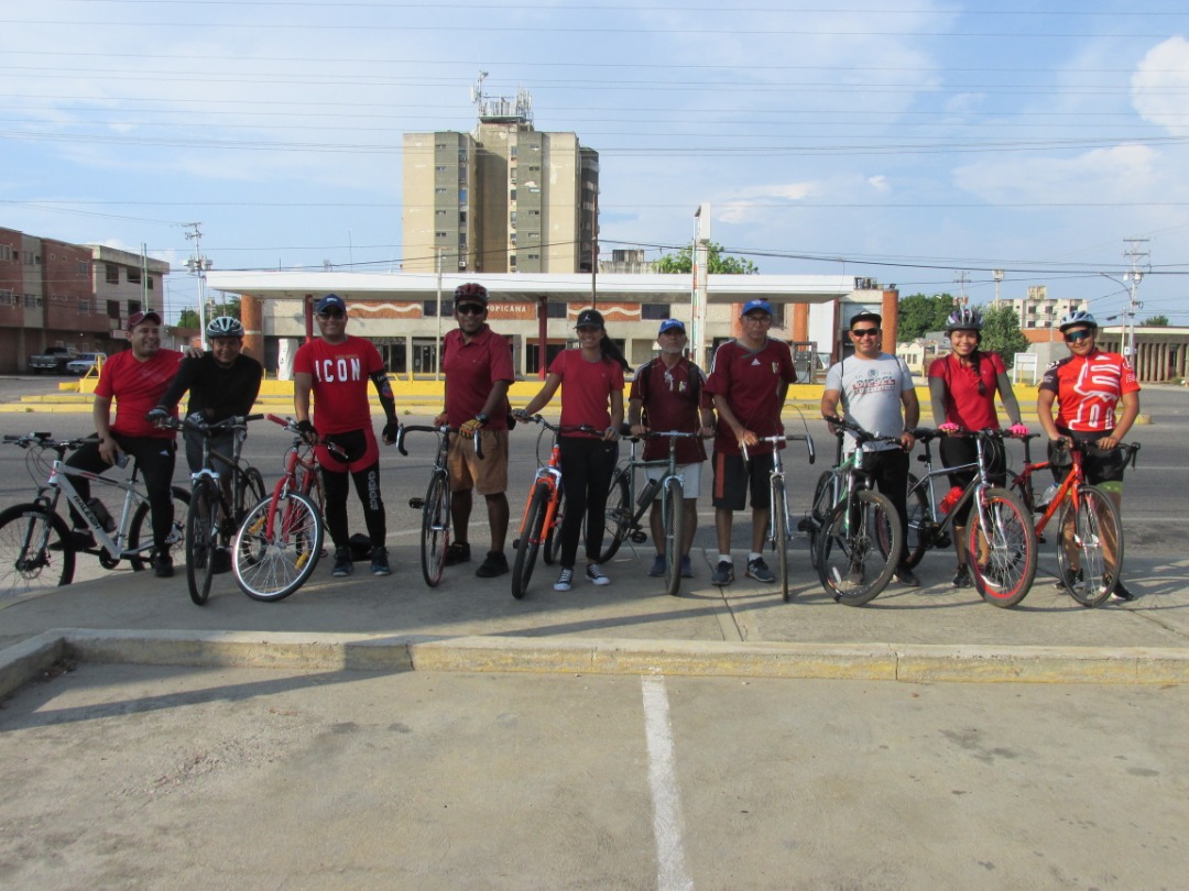alclagunillas's tweet photo. Más de 100 personas,adultos, jóvenes y niños, participaron en la ruta ciclovía 20 kms que se realizó en las principales vías del municipio Lagunillas, actividad recreativa que contó con el apoyo del alcalde José Mosquera. 
#InnovaciónYProgreso
#CiudadOjedaMiCiudad
@manuelrosalesg https://t.co/EJk11rWIJ4