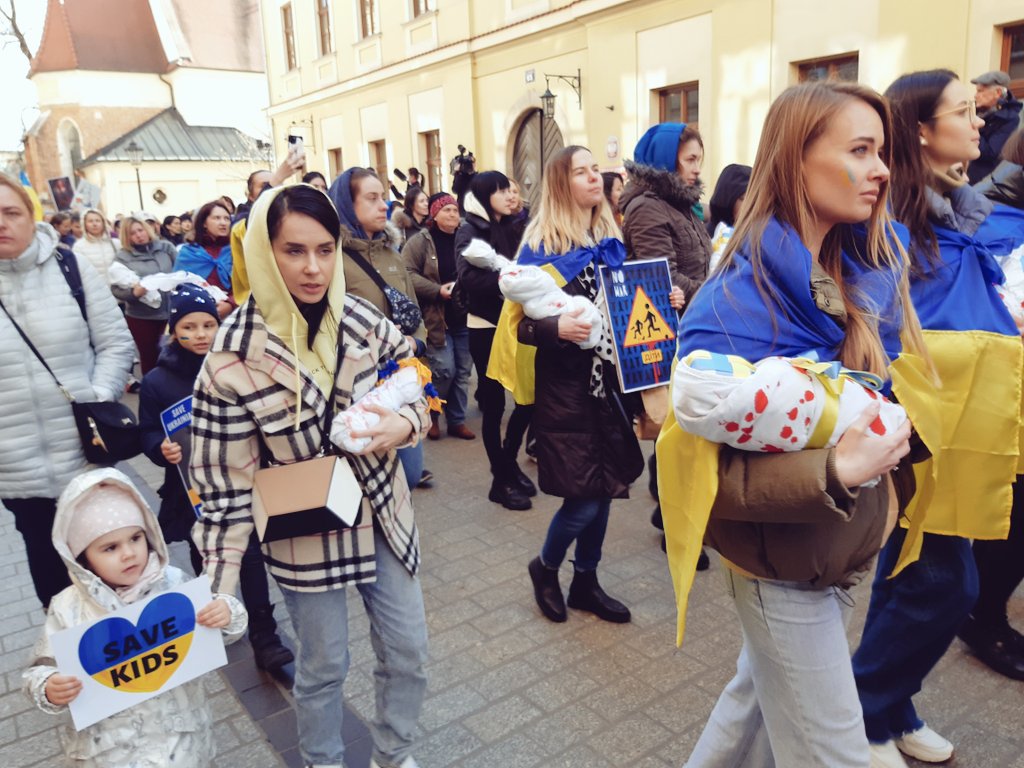 BzdzikotT's tweet photo. "Buczą! Irpień! Kramatorsk! Mariupol!" - wykrzykują uczestniczki Marszu Matek przeciwko ludobójstwu, który przechodzi przez @krakow_pl. "Nie ma cudzych dzieci, ratujcie nasze dzieci!". @RadioKrakow https://t.co/mVBFX4jECC
