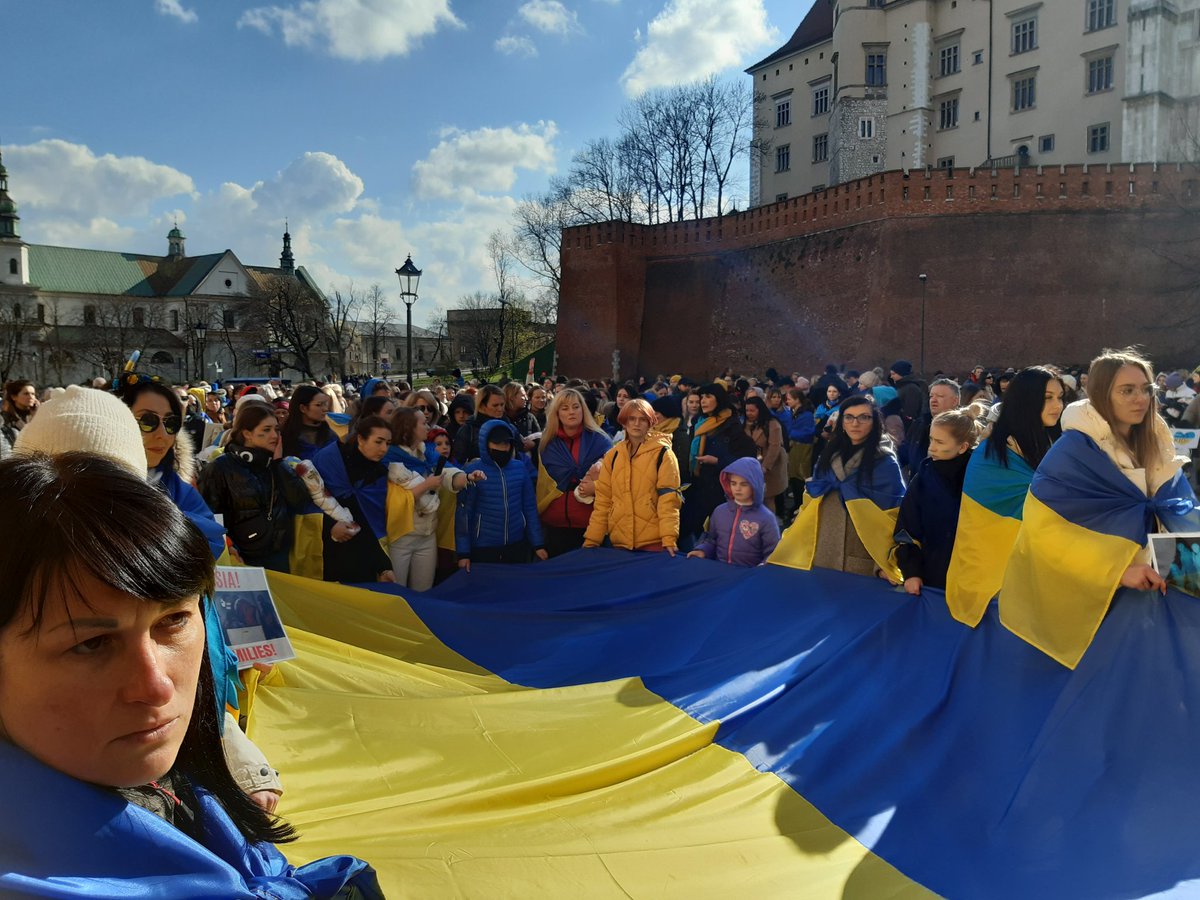 BzdzikotT's tweet photo. "Buczą! Irpień! Kramatorsk! Mariupol!" - wykrzykują uczestniczki Marszu Matek przeciwko ludobójstwu, który przechodzi przez @krakow_pl. "Nie ma cudzych dzieci, ratujcie nasze dzieci!". @RadioKrakow https://t.co/mVBFX4jECC
