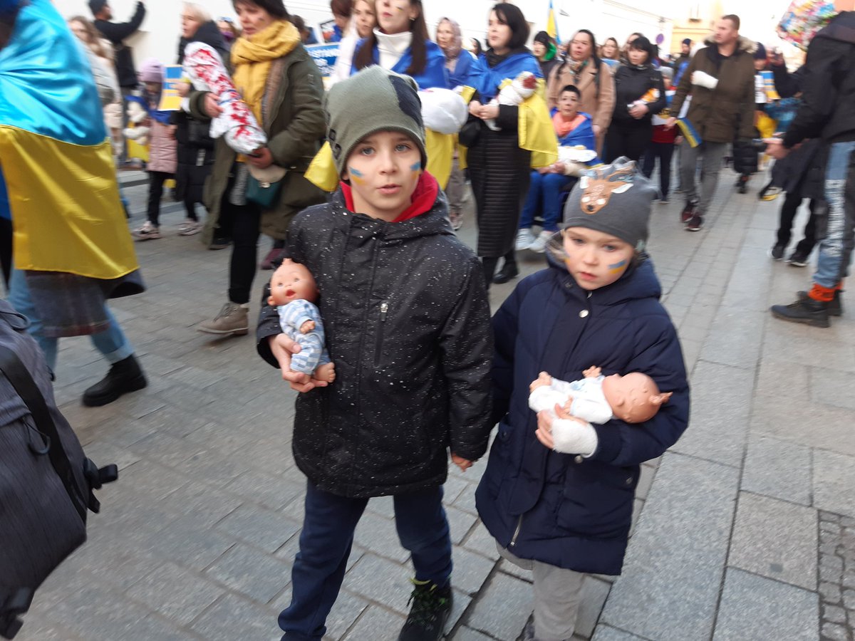 BzdzikotT's tweet photo. "Buczą! Irpień! Kramatorsk! Mariupol!" - wykrzykują uczestniczki Marszu Matek przeciwko ludobójstwu, który przechodzi przez @krakow_pl. "Nie ma cudzych dzieci, ratujcie nasze dzieci!". @RadioKrakow https://t.co/mVBFX4jECC
