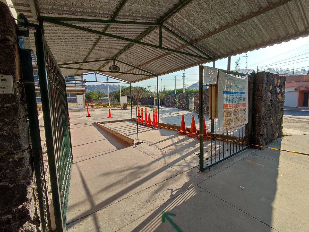ADQueretaro's tweet photo. 📸 Así luce el día votación por la revocación de mandato en la casilla 327, ubicada en la escuela primaria bicentenario de la Independencia, en la colonia Villas del Parque. #Querétaro #RevocacionDeMandato #revocacion 
Foto: Isai López https://t.co/JsLBdeWr6h