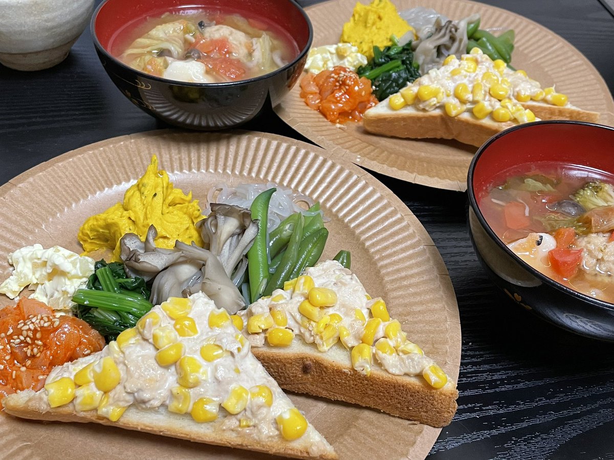 k13tmkh's tweet photo. #紙皿 だけど #カフェ風 #ランチ

#ツナコーンマヨ #トースト
#トマト #鶏団子 の #トマトスープ
#お浸し #サラダ https://t.co/wNAvnkCzLh