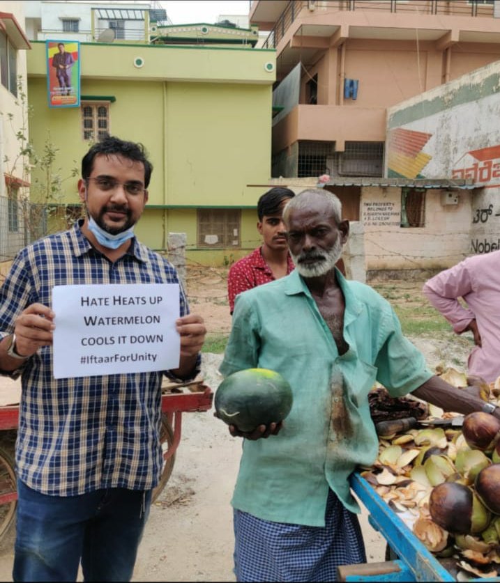 zoo_bear's tweet photo. People in Bangalore have come up with a unique way of Protest by distributing Watermelons to People. ❤️
"Hate heats your head, Watermelon Cools it down". 
We need similar Campaigns to Stop Hate politics in Karnataka. Hope more and more people join. #IftaarForUnity https://t.co/rra7rPw1TO