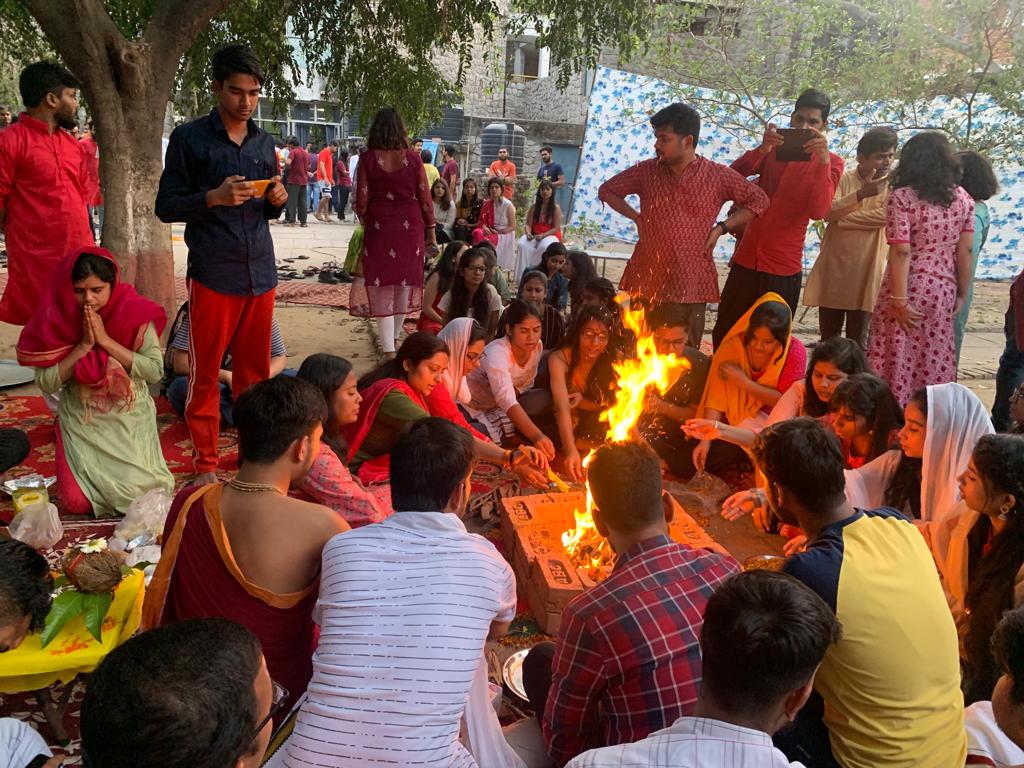nidhitripathi92's tweet photo. JNU कावेरी छात्रावास में मेस के अंदर एक ओर इफ्तार पार्टी हो रही है और दूसरी तरफ बाहर राम जन्मोत्सव पर हवन। पर हमेशा समाज को तोड़ने वाले वामपंथियों से ये देखा नहीं जा रहा है और हमेशा की तरह आज भी झूठ का सहारा लेकर राम कार्य में विघ्न ड़ाल रहे हैं। https://t.co/3fmGsUFo5t