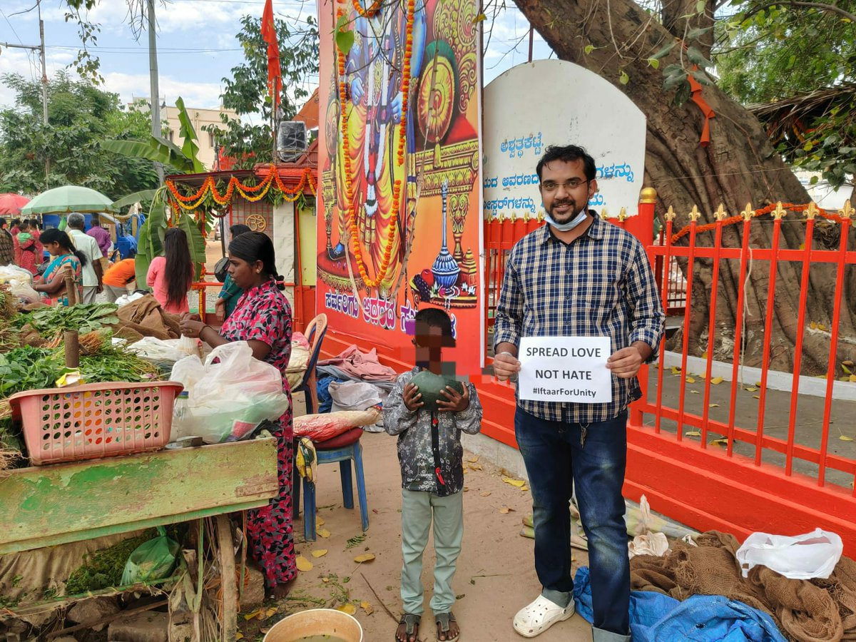 zoo_bear's tweet photo. People in Bangalore have come up with a unique way of Protest by distributing Watermelons to People. ❤️
"Hate heats your head, Watermelon Cools it down". 
We need similar Campaigns to Stop Hate politics in Karnataka. Hope more and more people join. #IftaarForUnity https://t.co/rra7rPw1TO