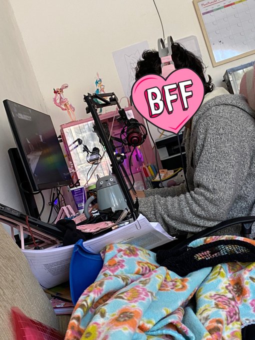 Me han robao el strim!  Ya quiero jugaaaaar QwQ https://t.co/InUj8SMeNU