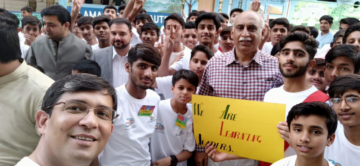 SEFSindh's tweet photo. Students' joy had no limit when they found @kabirkazi encouraging during 21st Century's Learners Week 2022 at Dr. A.Q.Khan School System. Currently 850+ students of Sindh enrolled in H.Sec &amp; benefiting from Foundation's merit based Scholarship Prog. #EmpoweringThroughEducation https://t.co/4OvTkmKrFY
