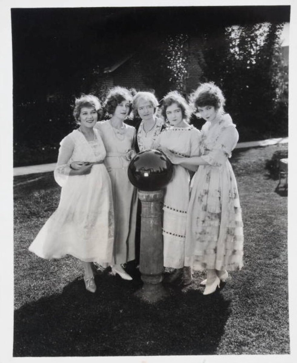 WallaceReid_'s tweet photo. How was this for an afternoon at #Pickfair? Mary Pickford, Lottie Pickford, Mary Robinson McConnell (mother of Lillian and Dorothy Gish), Dorothy Gish and Lillian Gish, https://t.co/ghr1CSMIdg