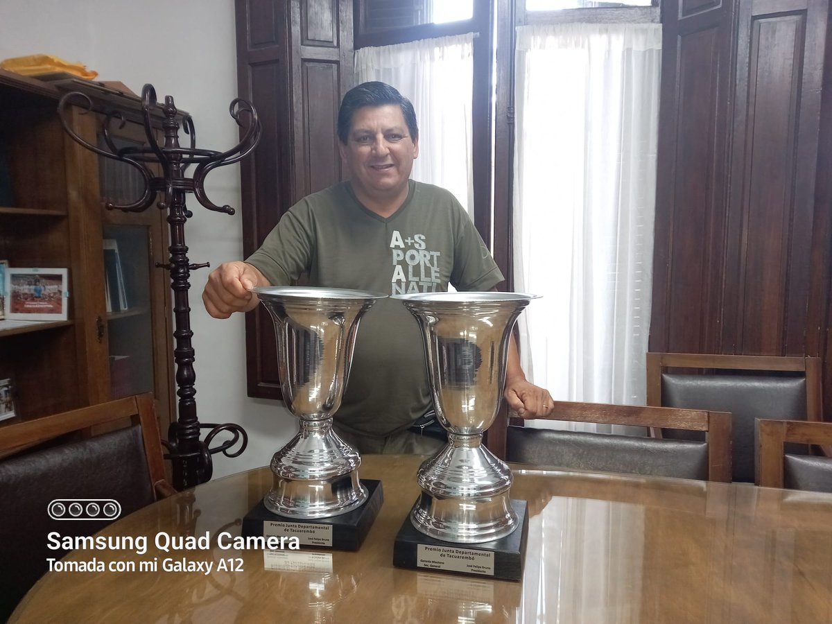 El presidente de Central Fútbol Club, Julio Paz, recibió los trofeos donados por la Junta Departamental de Tacuarembó para el próximo 1° de mayo, en el marco de un nuevo aniversario de la institución del Barrio López.