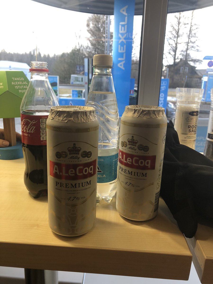 Samuheino's tweet photo. Aegviidun polut oli vie lumen peitossa ni meni varmaan 2h 20km matkaan. 114/11x ajettu, nyt huoltsikalla syömässä ennen junaan siirtymistä
#pyöräily #seikkailu #wolfpacking https://t.co/HgzgKBpKDZ