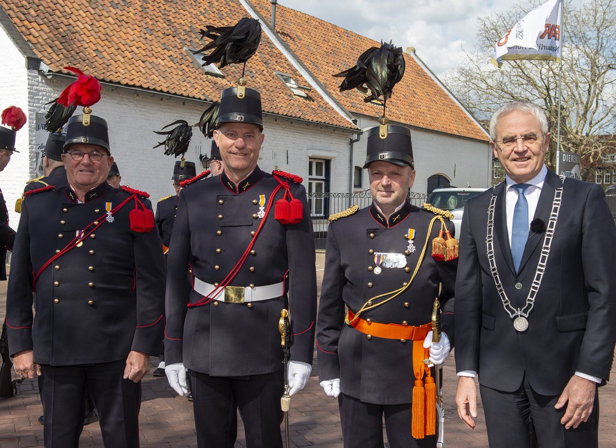 Drie leden van de schutterij Sint Sebastianus Heel ontvangen een Koninklijke Onderscheiding. Har Kessels, Har Sniekers en Paul Derksen. Niet alleen verrast maar ook ontroerd voor de uiting van waardering.