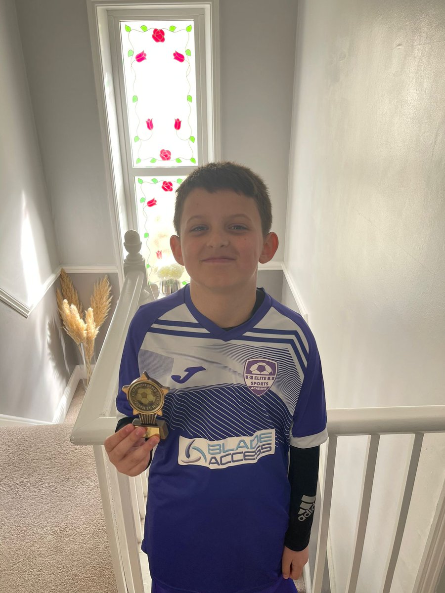 U10s Striker Tommy with managers motm 

Great hold up play and took his 2 goals well 

Well done 👏