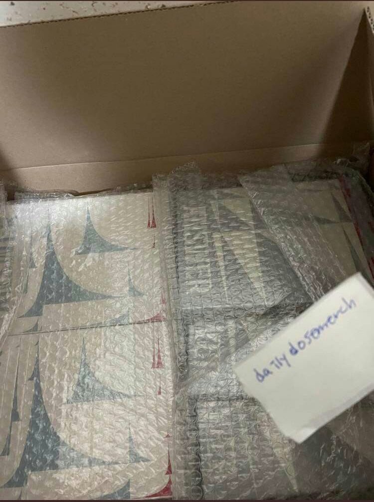 ikeusmiles's tweet photo. These are the pics that they posted as proof daw. The first pic is already suspicious. Nag apologize pa nga siya kasi medyo blurry daw yung pic. eh mukhang edited naman.

If there's any na mag o-open ng new shop and send a proof/s with a penmanship like this, please let us know. https://t.co/VDfS8TW4l3
