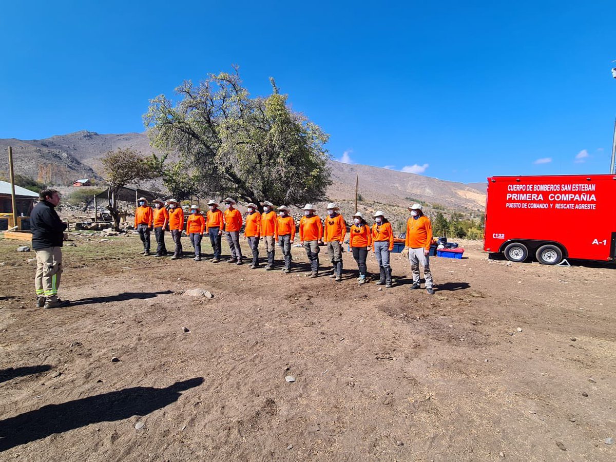 SNOBomberos's tweet photo. #rescateagreste  a esta hora y luego de la evaluación del Grupo de Trabajo Operacional, el equipo de Rescate Agreste @despachoCBSE se convierte en el primer equipo acreditado por el SNO en la especialidad. Felicitamos a su Líder @Sebaarancibiap y a todo su equipo por este logro. https://t.co/x8yAwE1jwi