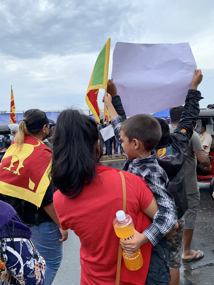 IsharaMadhu's tweet photo. Sri Lanka has a HOPE ! 🇱🇰
අද අරගල භූමියේ සටන්කාමී අරගලකරැවා.💛
#OurFutureGeneration
#GoHomeGota2022 https://t.co/MpbyGYbwsP
