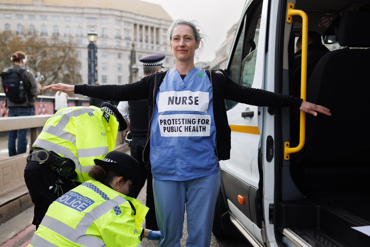 📷AC 
10.04.2022 Nurse arrested for #climateprotection #sitin  #LambethBridge #London