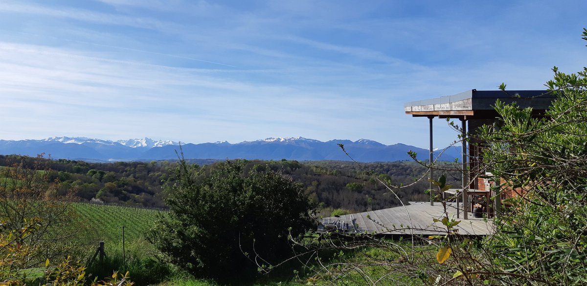 GitesdeBernet's tweet photo. Un très beau matin pour une rando dégustatives entre amis.

#caminadadesvignes
#monein #balade #coeurdebearn  #bearn #Jurançon #vins #degustationdevin #PyreneesAtlantiques #montages #beaupaysage #winetasting https://t.co/SZ0ovnXjAX