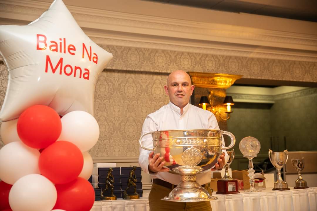 EndaHurl's tweet photo. What a great night at Moortown dinner dance and also meeting my old friend Sam 🔴⚪ https://t.co/uPFm7QsJ56