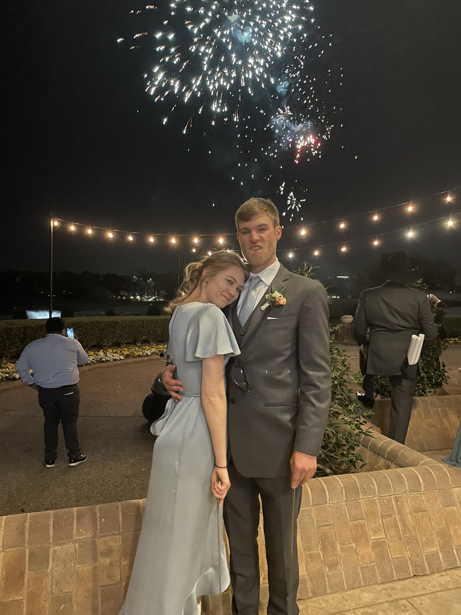 LyricStow's tweet photo. CAUGHT THE BOUQUET W ONE HAND BABY!!!!! 😏💪🏻 https://t.co/Jqz1GGKV5Q