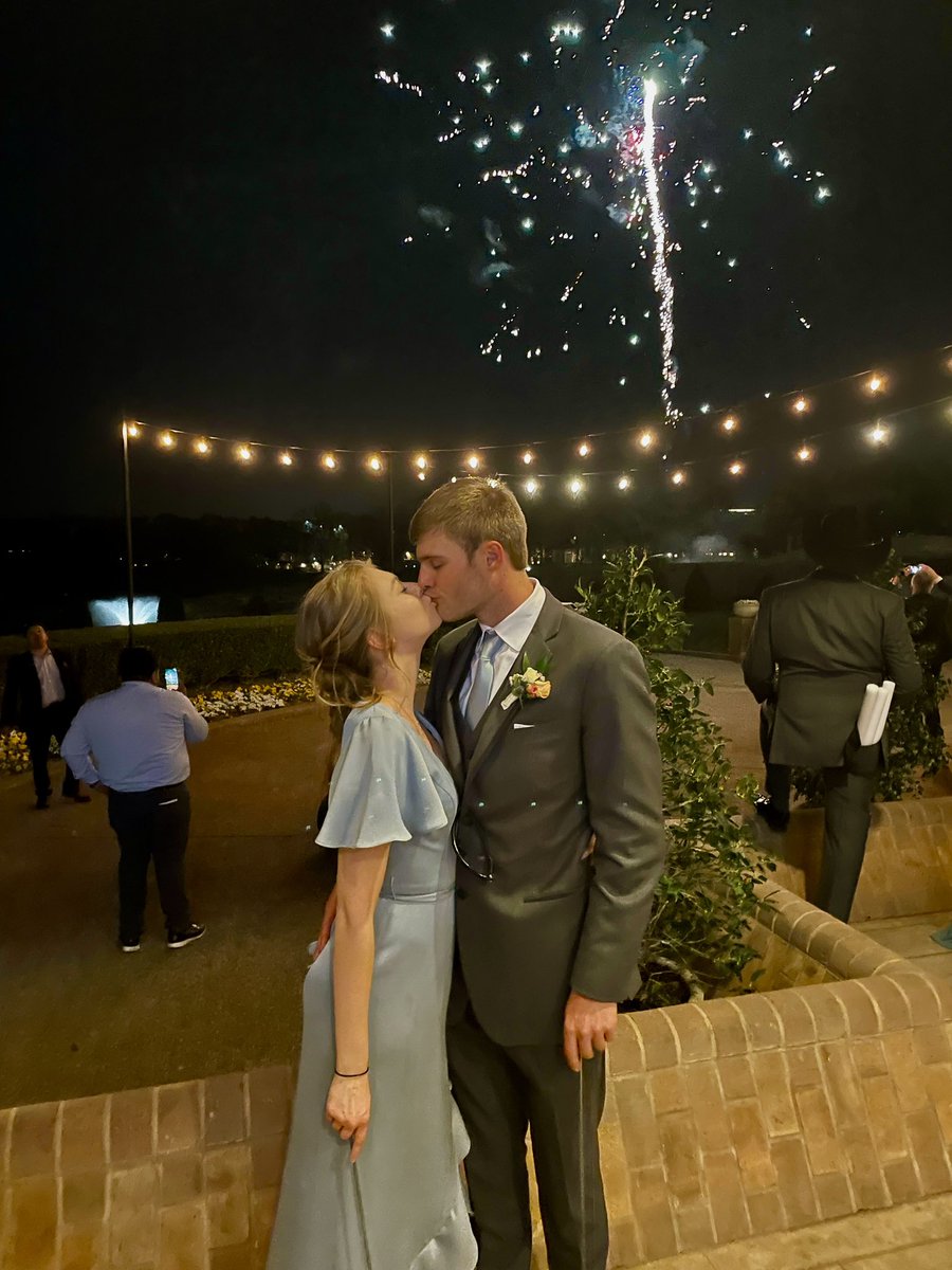 LyricStow's tweet photo. CAUGHT THE BOUQUET W ONE HAND BABY!!!!! 😏💪🏻 https://t.co/Jqz1GGKV5Q