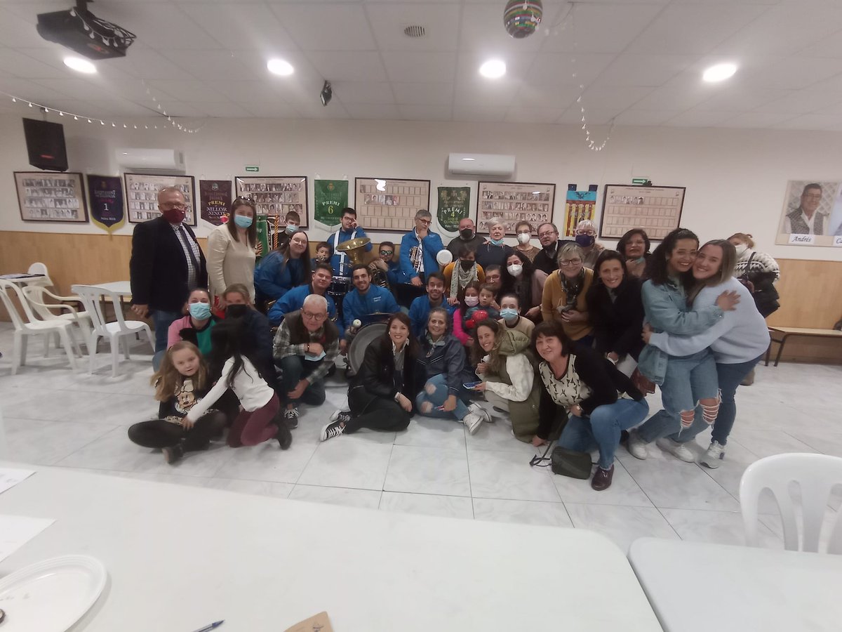 f_elsjovenils's tweet photo. ¡Apuntà 2023 y comida de #germanor!
¡Qué ganas teníamos!
#Falles23 #ElsJovenils #fentfalla https://t.co/No8tkNFSql