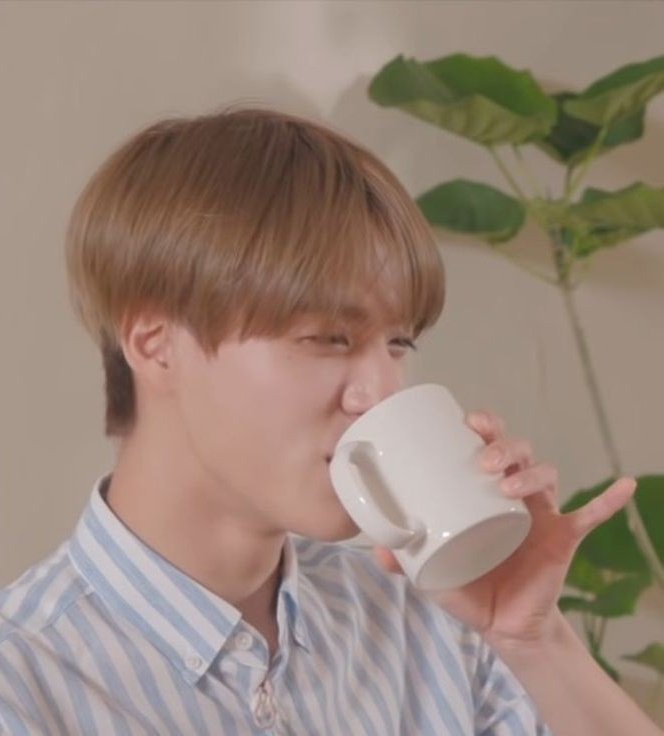 jjeennoolee23's tweet photo. DAY 11🐶👑

Q : "Your Similarities with Jeno"
A : Kalau lagi pegang sesuatu, atau lg foto gaya ✌️ kelingkingnya suka naik sendiri😂😂😂 kebiasaan dari kecil kelingking suka naik tiba"🥲👌

#JENO #제노 #NCTDREAM
#23Days_Jeno_Challenge 
#23일_제노_첼린지 
@NCTsmtown_DREAM https://t.co/izvVGpSdTn