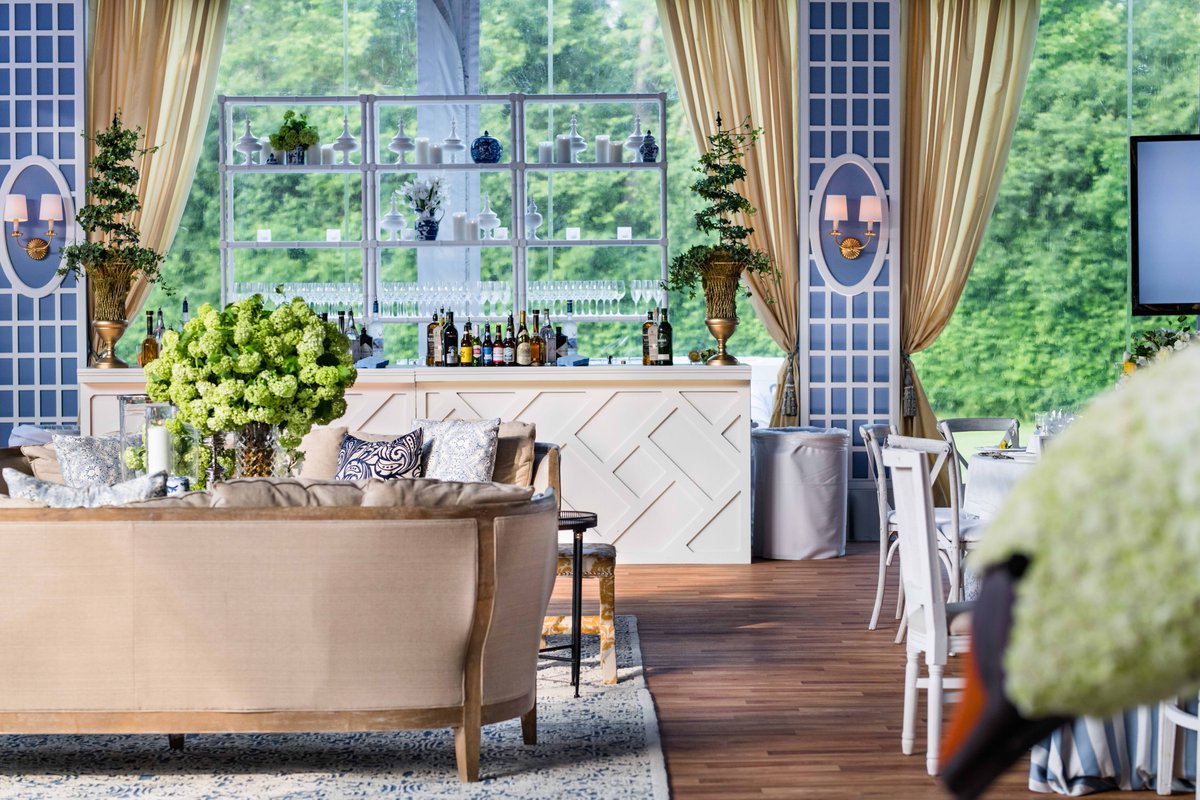 HMR_Designs's tweet photo. T H I N K S P R I N G
.
.
.
.
.
Design, Decor + Production: @hmrdesigns @rishithedesigner
Photography: @kentdrakephoto
#thinkgspring #march #eventdesign #custombar #hydrangea https://t.co/orx6UnD8Ig