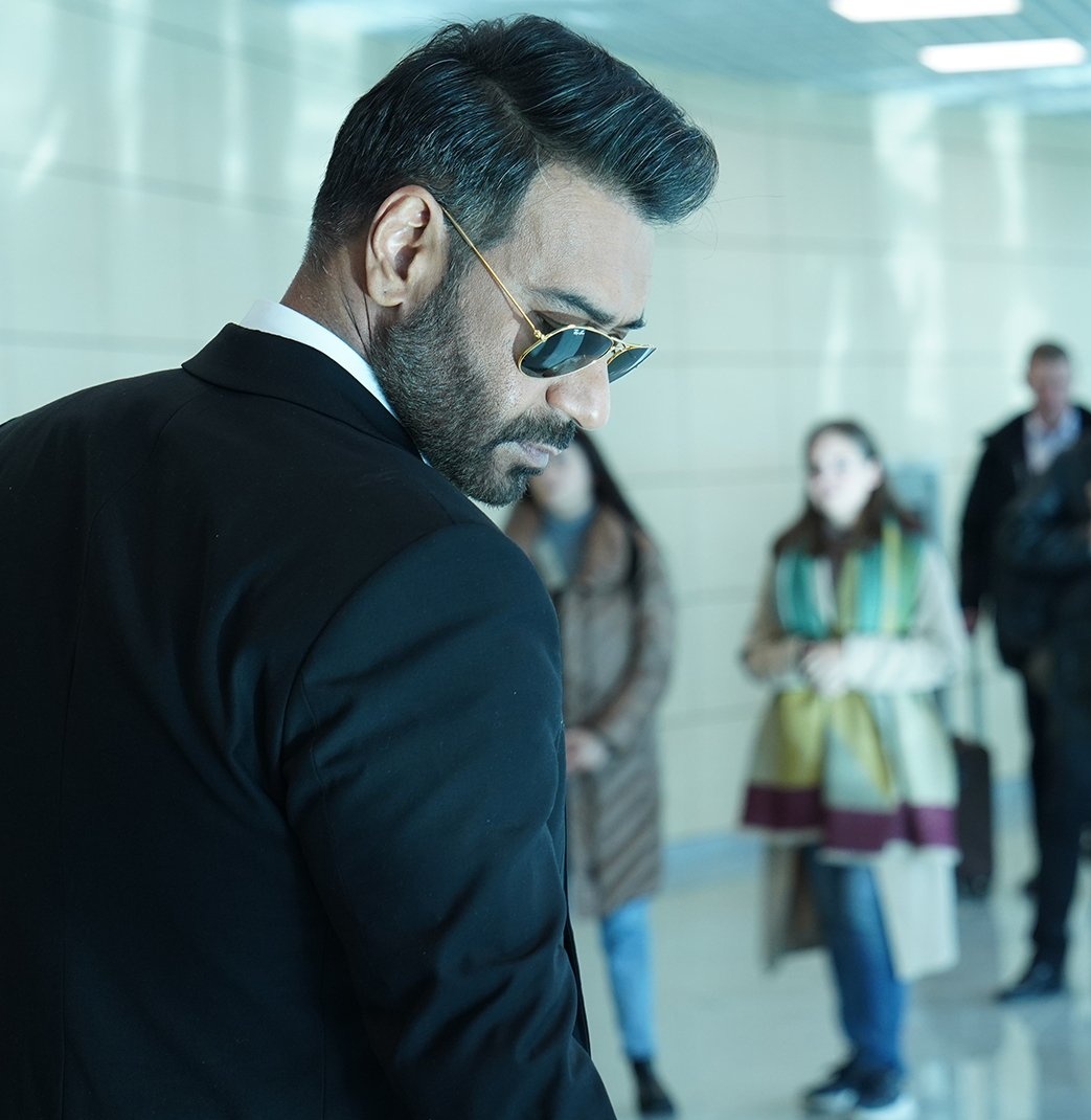 VK_ADFAN's tweet photo. इस उम्र में भी कोई इतना हैंडसम कैसे लग सकता है।
@ajaydevgn 
RUNWAY34 TRAILER TOMORROW https://t.co/eXQdINZhuS