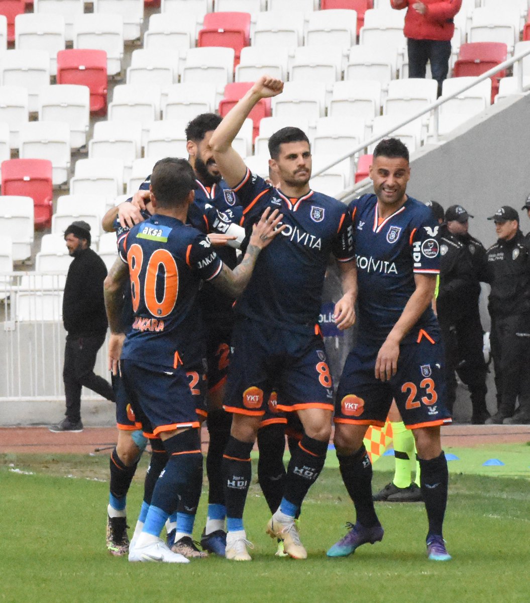 NoxwinTurkiye's tweet photo. ⚡️Adana Demirspor 3 - 1 Altay
⚽️ 33' Belhanda
⚽️ 36' Samet Akaydın
⚽️ 82' Naderi
⚽️ 88' Balotelli (pen.)
🦉Sivasspor 0-2 Başakşehir
⚽ 03' Goutas-k.k.
⚽ 60' Deniz Türüç
#ADSvALT #SVSvBFK #SüperLig https://t.co/6pVLf76OCt