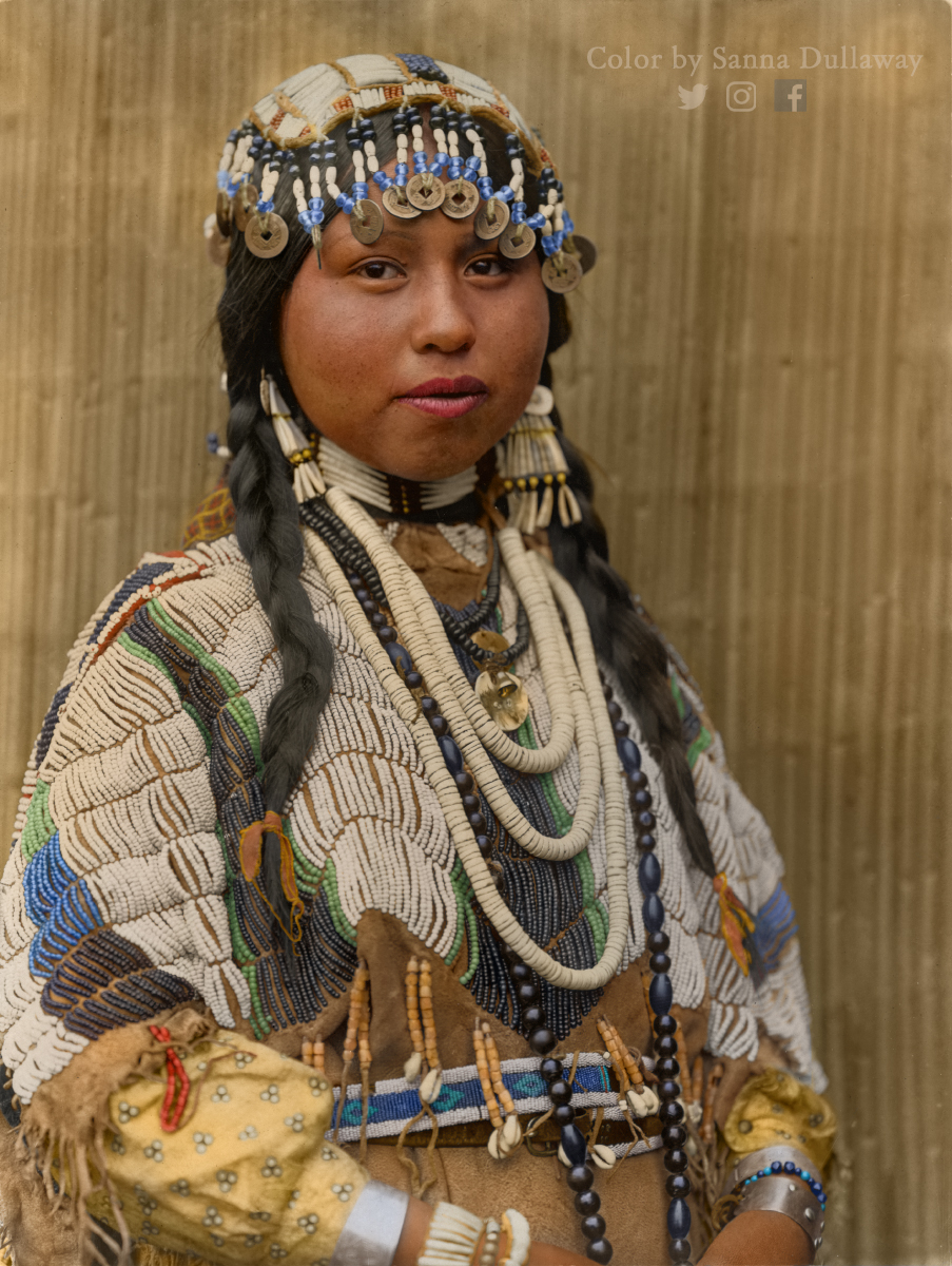PastInColor's tweet photo. Tlakluit woman from the Wishram tribe dressed in bridal garb, on the northern banks of Columbia River, Oregon in 1910
#20DaysofNativeColors 📸 17/20
#colorized #colorization #wishram #wasco #yakima #yakimawashington #columbiariver #Indigenous #indigenoushistory #nativeamerican https://t.co/qVhnshMRIE