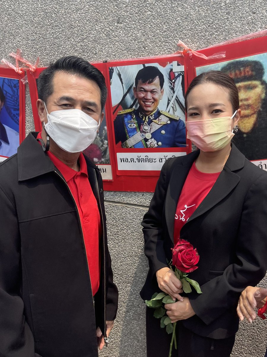 Dear_Khattiya's tweet photo. ขอบคุณทุกท่านสำหรับกำลังใจที่ส่งให้ในวันนี้ และขอบคุณหัวหน้าพรรคเพื่อไทย @Cholnan ที่เดินมาถ่ายรูปคู่กับคุณพ่อด้วยกัน ส่วนช่างภาพที่ถ่ายรูปนี้ให้คือพี่หนิม จุลพันธ์ ค่ะ @jamornvivat #10เมษา53 #12ปี10เมษา #พรรคเพื่อไทย https://t.co/3o08hiRSeP