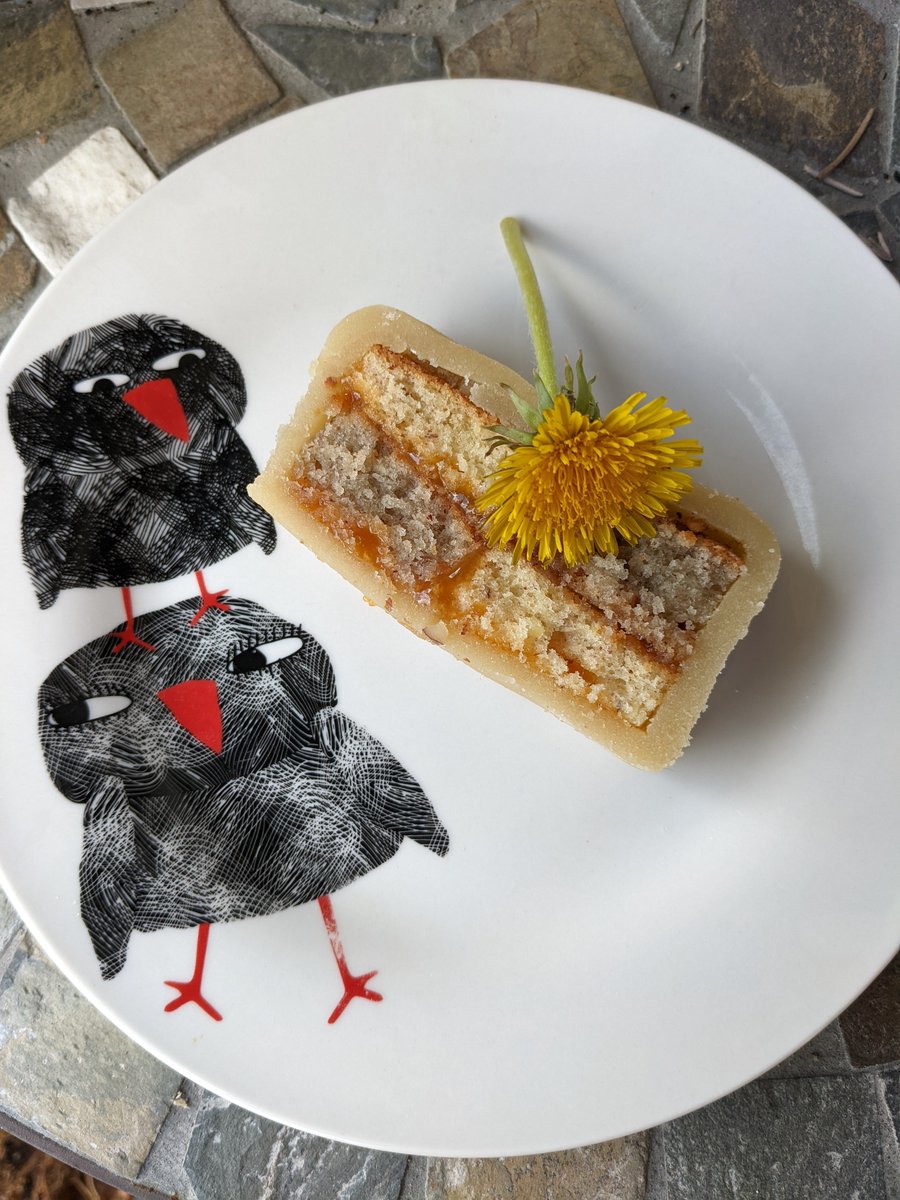 DianaNani13's tweet photo. Mein erster Battenberg Cake. Ein quadratischer gelb-rosaner Küchen umhüllt mit Marzipan. Kommt dem schon relativ nahe... Aus den Schneideresten folgt ein Wimbledon-Trifle.
#culinarybroughton
#broughtonacademy
#battenbergcake https://t.co/kGsQgkKdb2