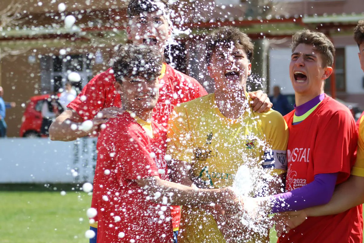 CIAMISTAD's tweet photo. Tres años después el Club vuelve a la máxima categoría juvenil, nuestro chicos del Juvenil Nacional han logrado el MERECIDO ascenso a División de Honor.  

¡Todo esfuerzo tiene su recompensa!

ENHORABUENA https://t.co/5AD92o5kAU