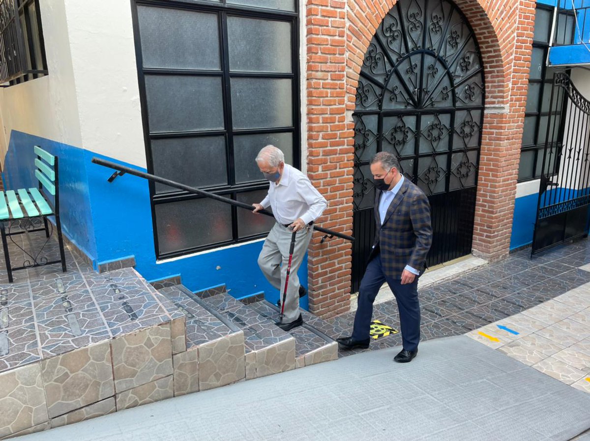 SNietoCastillo's tweet image. Con mi padre y mi hermano en el procedimiento de revocación de mandato. #RevocaciónDeMandato #VengodeSanJuandelRío.