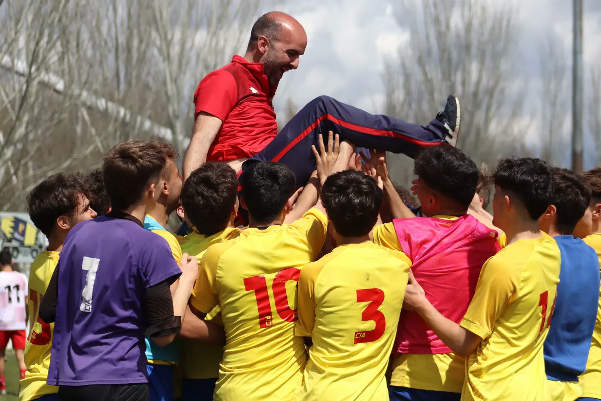 CIAMISTAD's tweet photo. Tres años después el Club vuelve a la máxima categoría juvenil, nuestro chicos del Juvenil Nacional han logrado el MERECIDO ascenso a División de Honor.  

¡Todo esfuerzo tiene su recompensa!

ENHORABUENA https://t.co/5AD92o5kAU