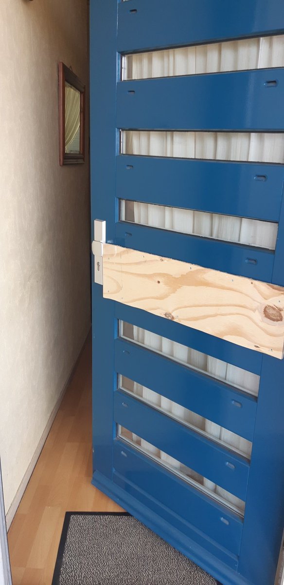 Met <a href="/WA_Arnhemsbroek/">Wijkagent Henk Westerhof</a> een woning betreden <a href="/Presikhaafnet/">PresikhaafWijknieuws</a> . Dit op verzoek vd dochter waarvan de moeder hulpeloos in de woning lag. Om binnen te kunnen komen een ruit vd voordeur vernield. Dit omdat de sleutel in het slot zat en slechts van binnenuit kon worden geopend.