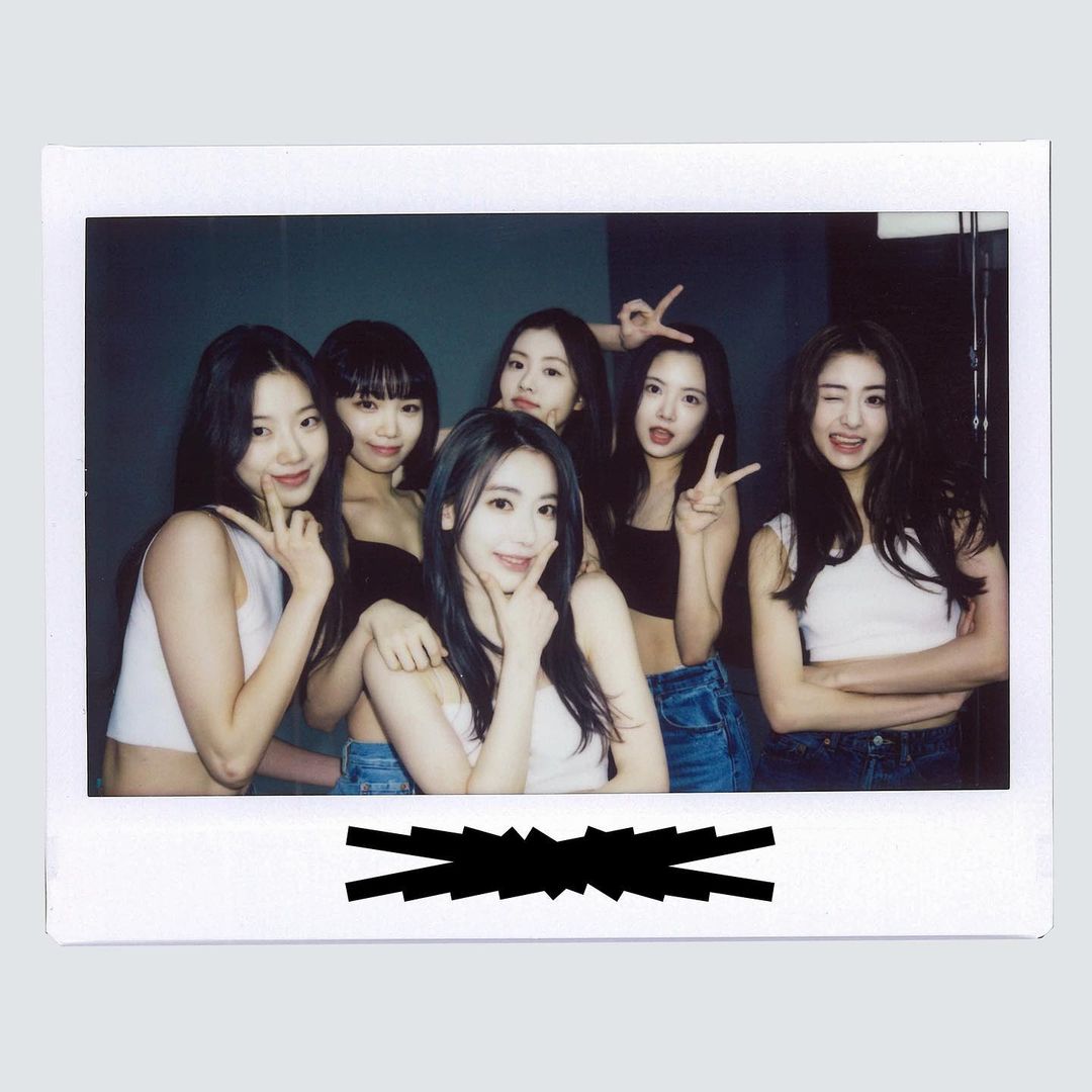 hongeunchaae's tweet photo. An endearment that’s being kept in a second, secured within the rawness of a film camera. The ticking moment, blithely turning into a mesmerizing scrape of our remembrance. Smiles and glee, plastered with no doubts. When we’re matched together, all goes as endearingly good. 🌻📜 https://t.co/WfCwCC16yI
