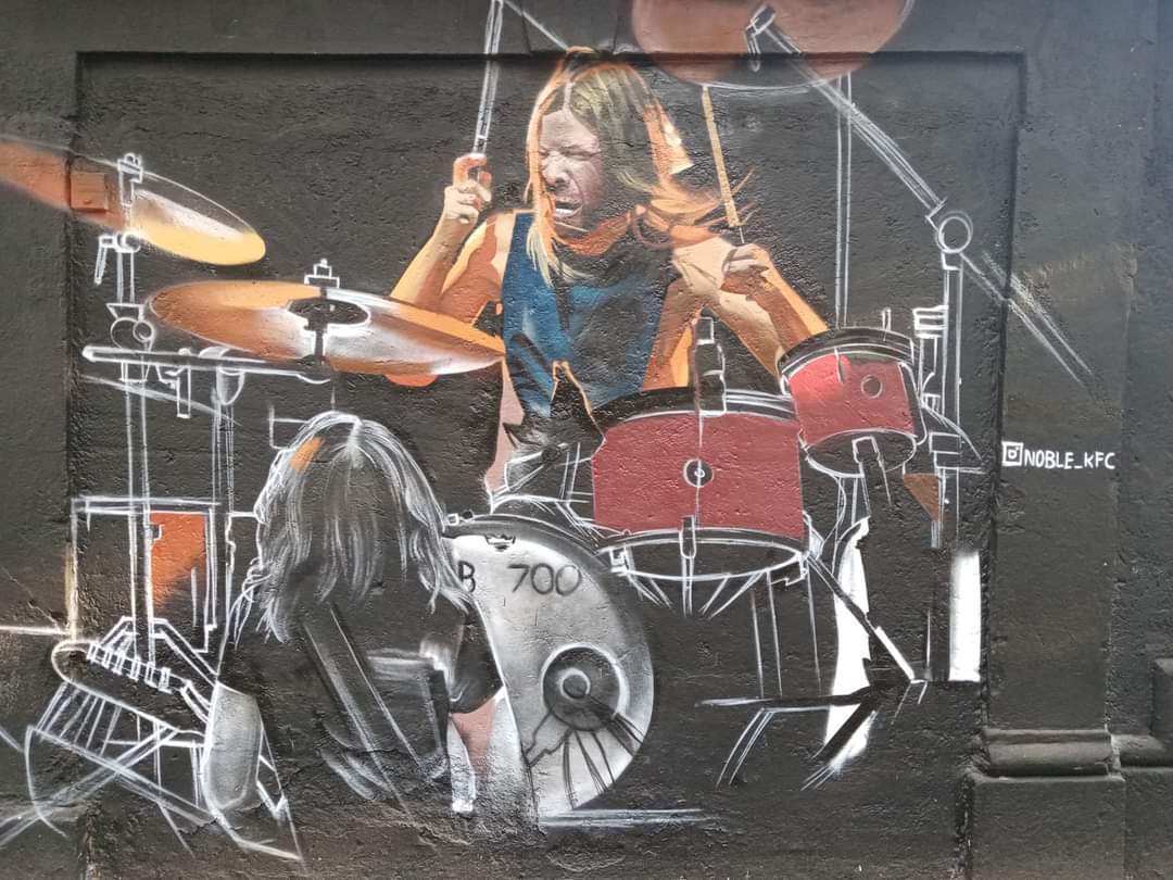 FooFightersMXOF's tweet photo. "Caminando por la colonia Roma me encontré esta belleza.
Se me salió una lagrima al verlo ❤️"
El mural sobre Dave y Taylor Hawkins se encuentra sobre la calle Querétaro, casi esquina con Yucatán en CDMX.
📸: David L. Roque Pérez en nuestro grupo Foo Fighters México
#FFMX #FF https://t.co/wCydDGNOt7