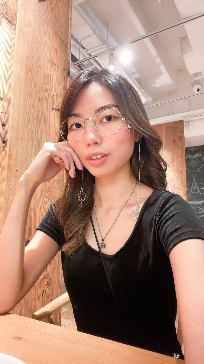 _lunaxic's tweet photo. 🔁 for curled hair
❤️ for straight hair https://t.co/TKL7w4f4ji
