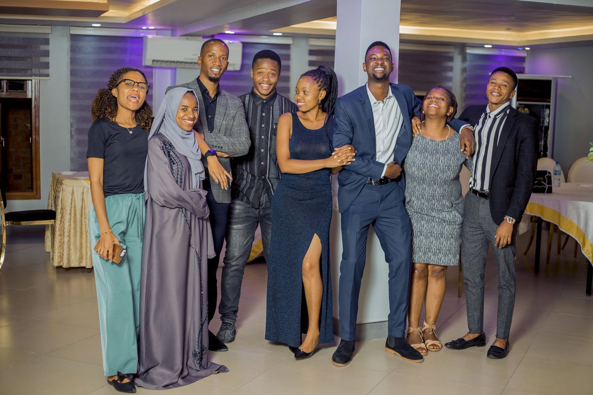 damian_vallery's tweet photo. To us, family means putting your arms around each other and being there. #RoyalDinnerGalla #Dammie #Pushittothelimit #Momentsoflife https://t.co/IofKnnhlLX