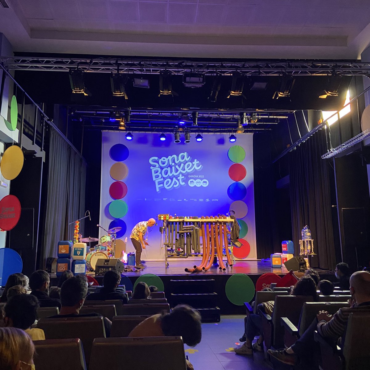 PuriNaya's tweet photo. Enhorabona @TeatreRavalG @LaCasaCalba per l’organització del #SonaBaixet cada any. 🔝😎🥳🤩
Hem gaudit molt de #CompanyiaSonora i #LaChicaCharcos & #TheKatiuskasBand
👦🏻 @PepeMorantNaya #Gandia https://t.co/2exTzhoLLI