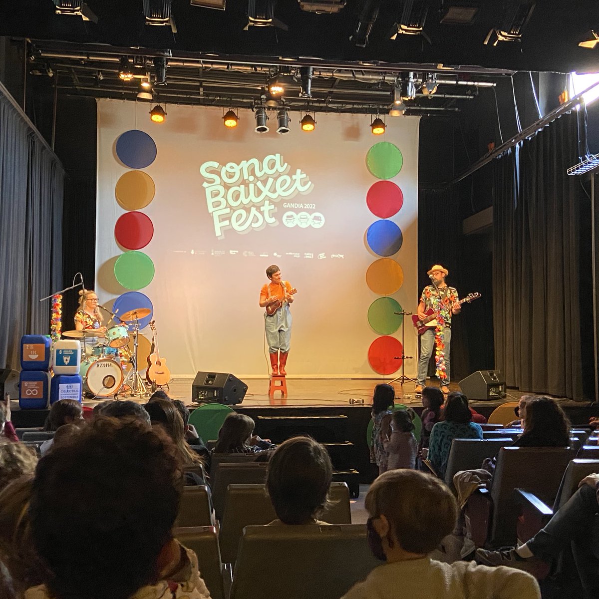 PuriNaya's tweet photo. Enhorabona @TeatreRavalG @LaCasaCalba per l’organització del #SonaBaixet cada any. 🔝😎🥳🤩
Hem gaudit molt de #CompanyiaSonora i #LaChicaCharcos & #TheKatiuskasBand
👦🏻 @PepeMorantNaya #Gandia https://t.co/2exTzhoLLI