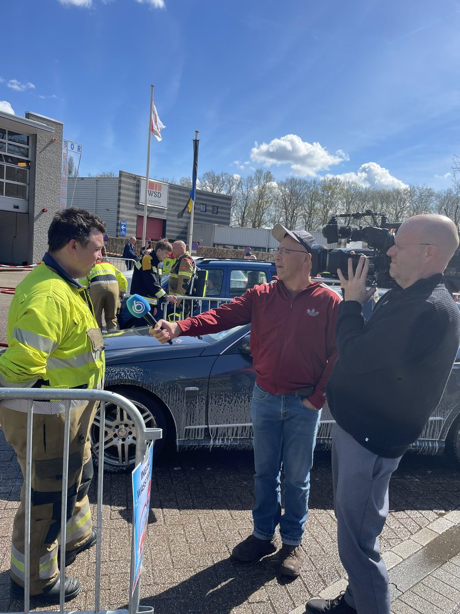 Onze wasstraat actie van vandaag was een groot succes! 🚘✨ Vanavond zijn we te zien bij Hart van Nederland. 🎥 Iedereen die zijn auto heeft laten wassen, bedankt! <a href="/HartvNL/">Hart van Nederland</a> <a href="/brandweerBN/">Brandweer Brabant-Noord</a> <a href="/Vught/">Gemeente Vught</a> #brandweer