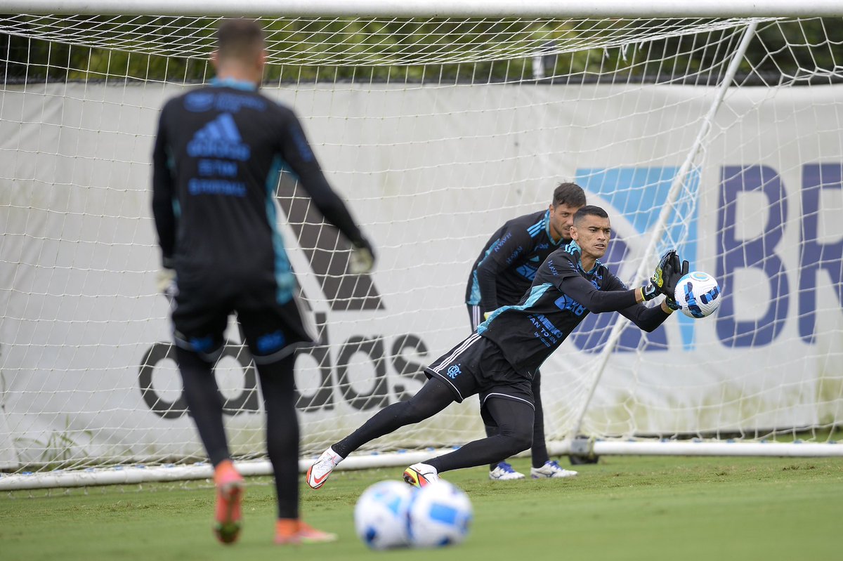 Foco e muitas defesas! 🧤 #VamosFlamengo 📸: @mcortesdasilva8 /CRF