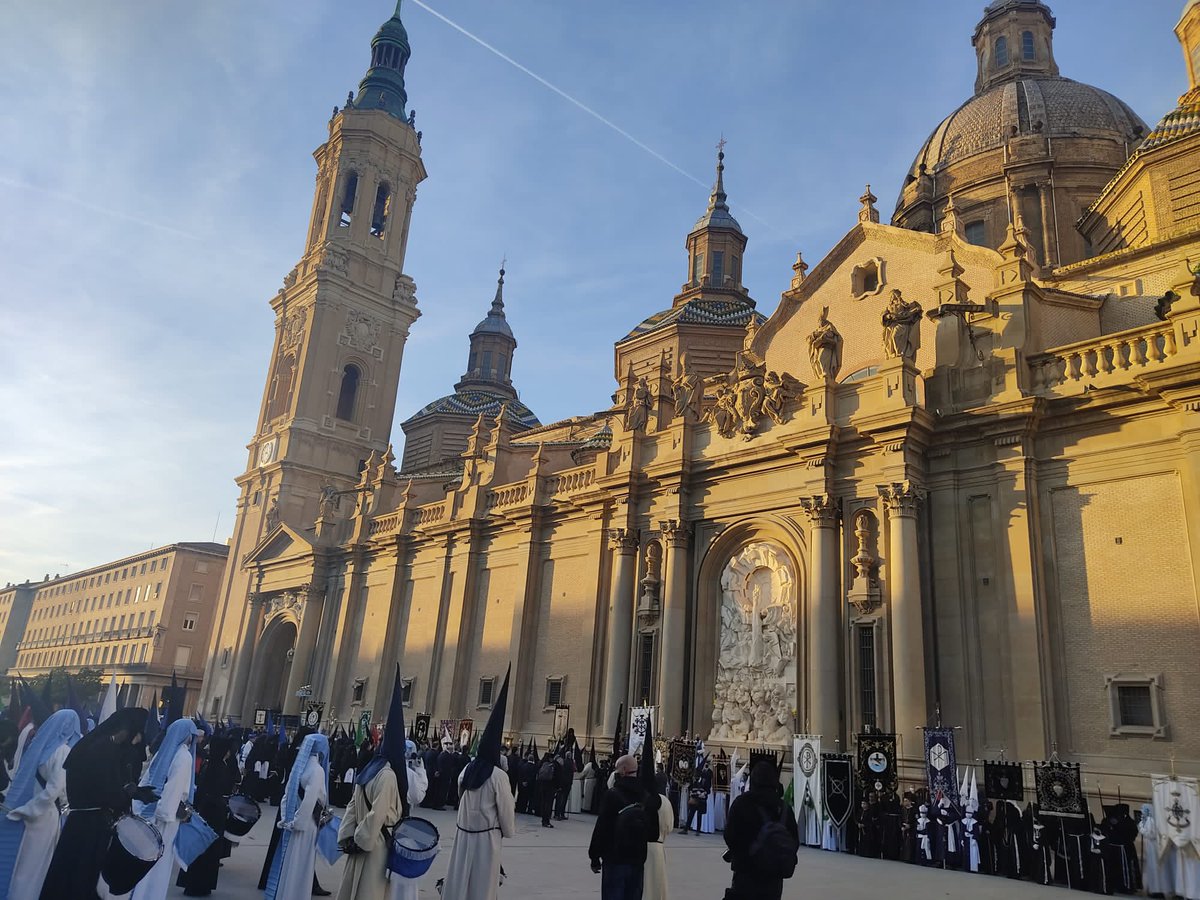 ¡Qué bonito ver las calles llenas de color! 💜🤍❤️🖤🤎💚💙

#SemanaSantaZgz