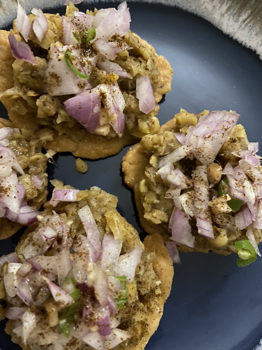 ToonTooniG's tweet photo. Discovered this delicious snack called the Dhakai Bhel Puri while watching @migrationology’s vlog. At first, I was like wait a min, that’s not a bhel Puri because a bhel Puri is very different in India. But I took a moment to look up the recipe and it’s so good! https://t.co/tkd9EibJHp