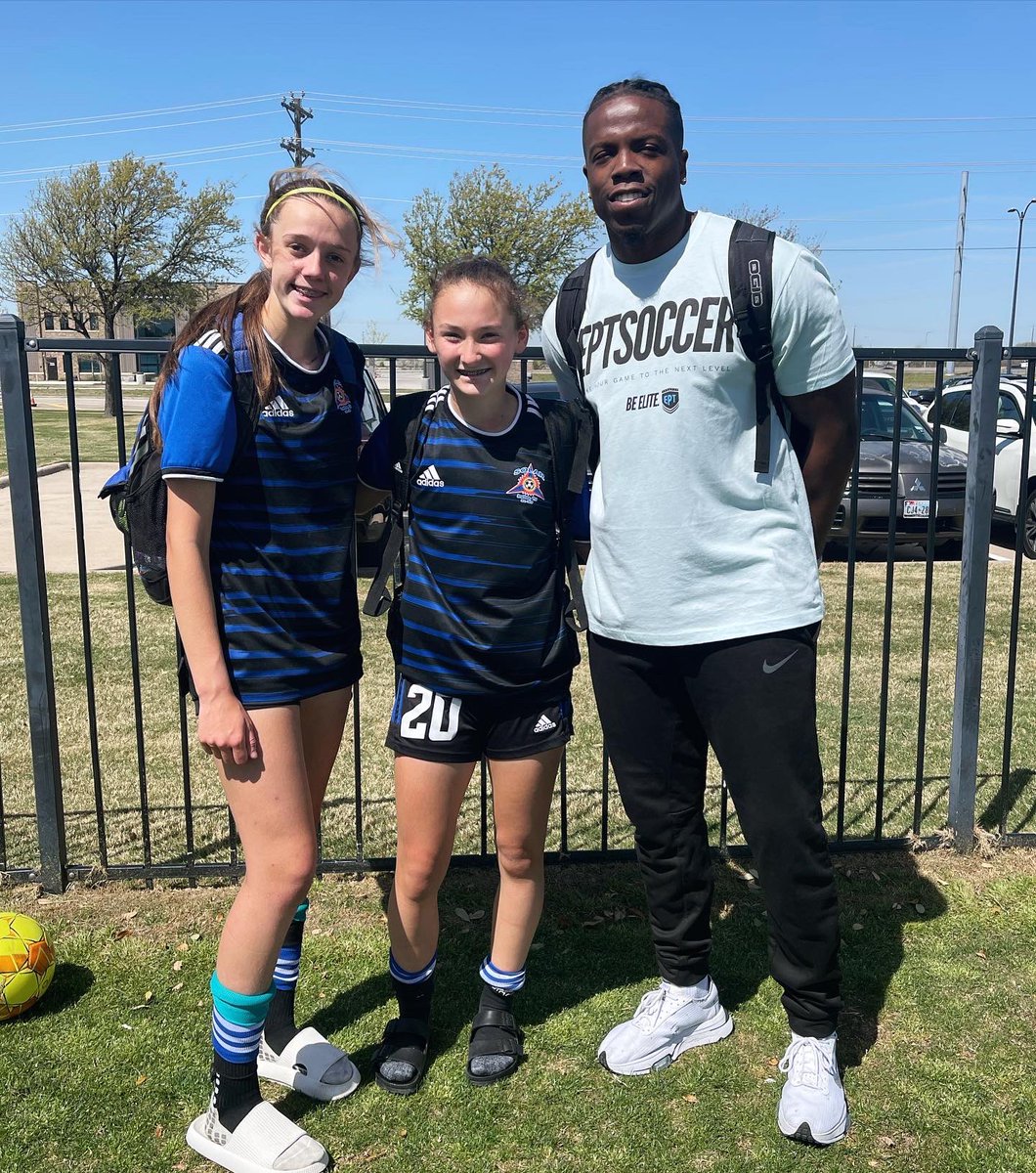 eptsoccer's tweet photo. 10 o’clock means it’s game time!
⏰💪🏼⚽️⚽️⚽️
Good luck to our @solar07g ladies who are both fresh out of @USYNT U15 training camp. They had a dominating win yesterday and are looking to follow suit today. Go get ‘em girls! 😤💯⚽️
#thefuture #eptsolar @dallascup https://t.co/VZatIL6ntQ