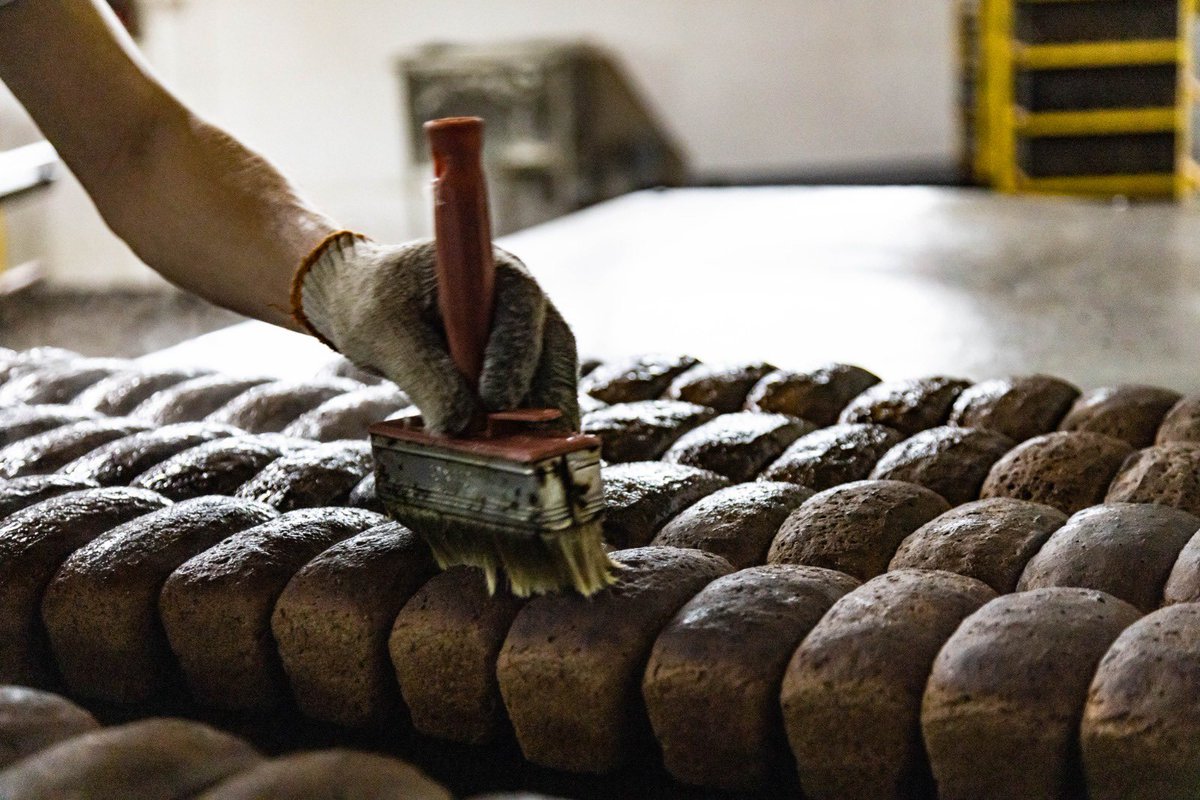 chefjoseandres's tweet image. This is Sasha who works at Riga Bakery in Chernihiv north of Kyiv! They make 3,000 loaves with @WCKitchen for families. Their delivery trucks are marked by bullet holes…2 broken when engines hit. We ask why she still is here &amp;amp; Sasha says: "People are hungry &amp;amp; I love to bake.” 🇺🇦