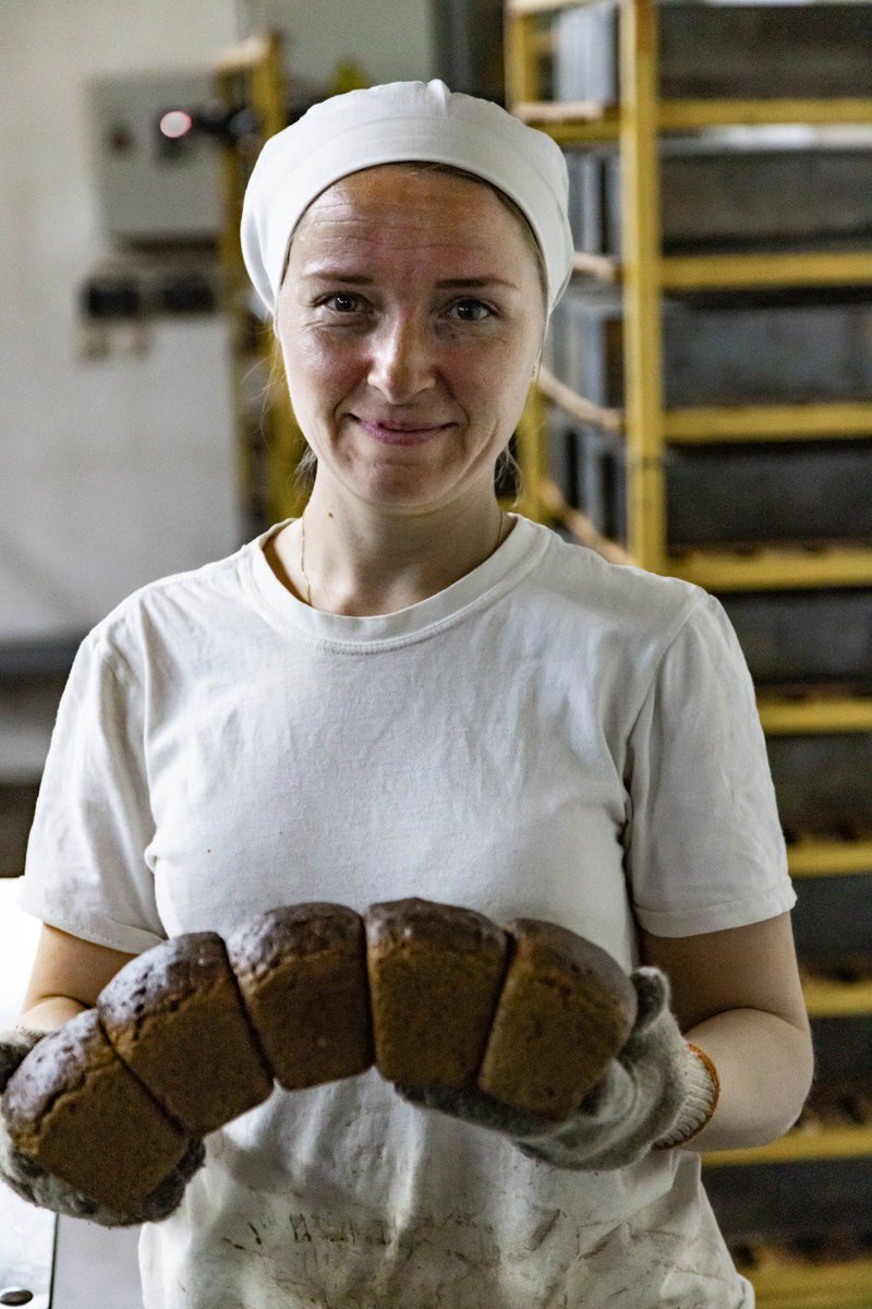 chefjoseandres's tweet image. This is Sasha who works at Riga Bakery in Chernihiv north of Kyiv! They make 3,000 loaves with @WCKitchen for families. Their delivery trucks are marked by bullet holes…2 broken when engines hit. We ask why she still is here &amp;amp; Sasha says: "People are hungry &amp;amp; I love to bake.” 🇺🇦