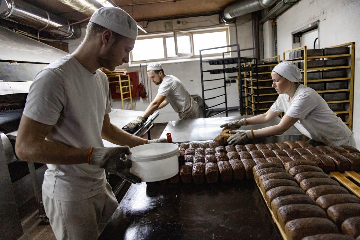 chefjoseandres's tweet image. This is Sasha who works at Riga Bakery in Chernihiv north of Kyiv! They make 3,000 loaves with @WCKitchen for families. Their delivery trucks are marked by bullet holes…2 broken when engines hit. We ask why she still is here &amp;amp; Sasha says: "People are hungry &amp;amp; I love to bake.” 🇺🇦